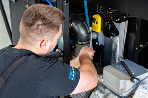 GROSS Servicetechniker bei der Reparatur und Instandhaltung eines Kompressors – Airgroup Partner