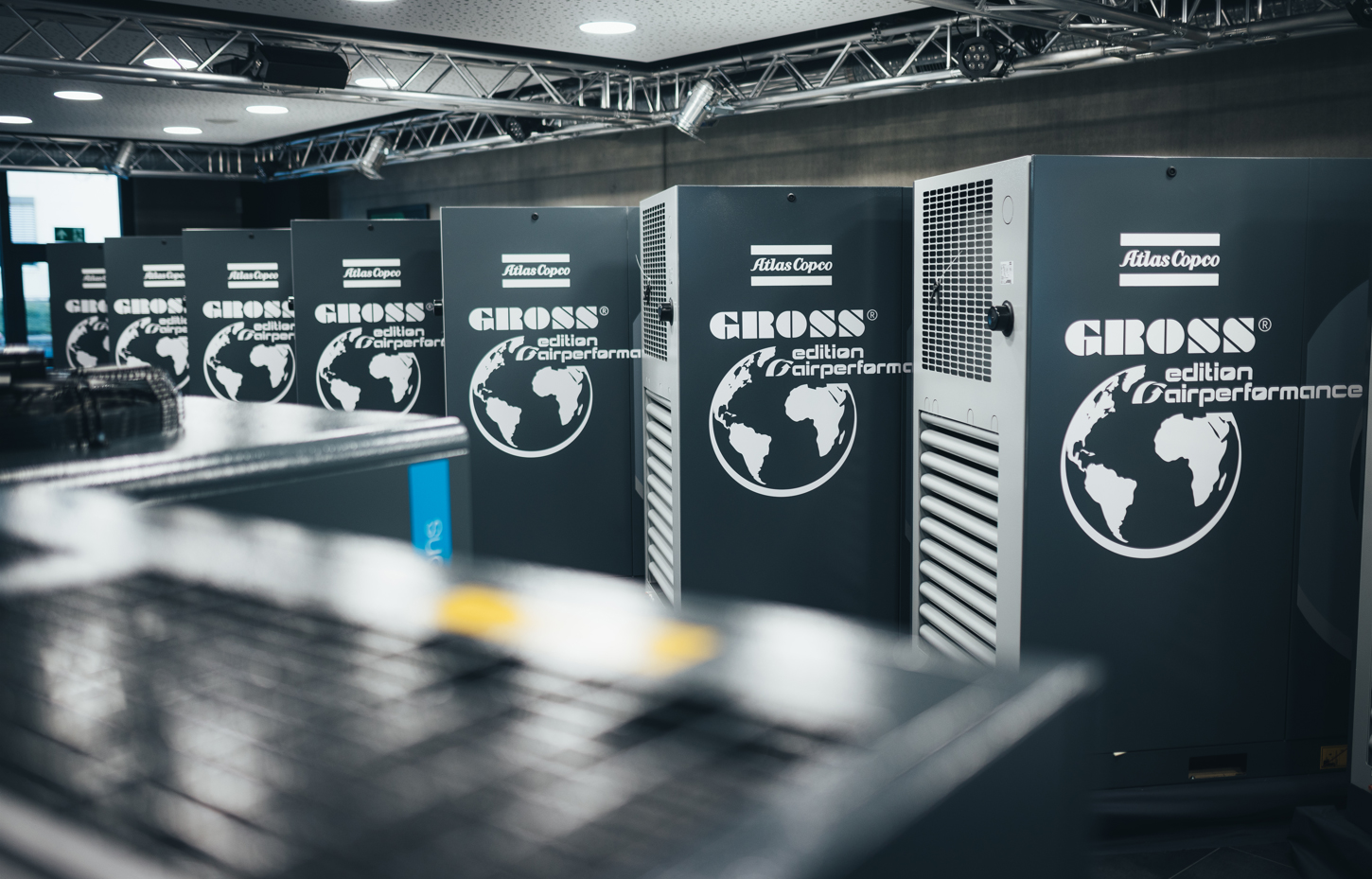 GROSS Mietpark mit mehreren Atlas Copco Druckluftkompressoren – Airgroup Partner