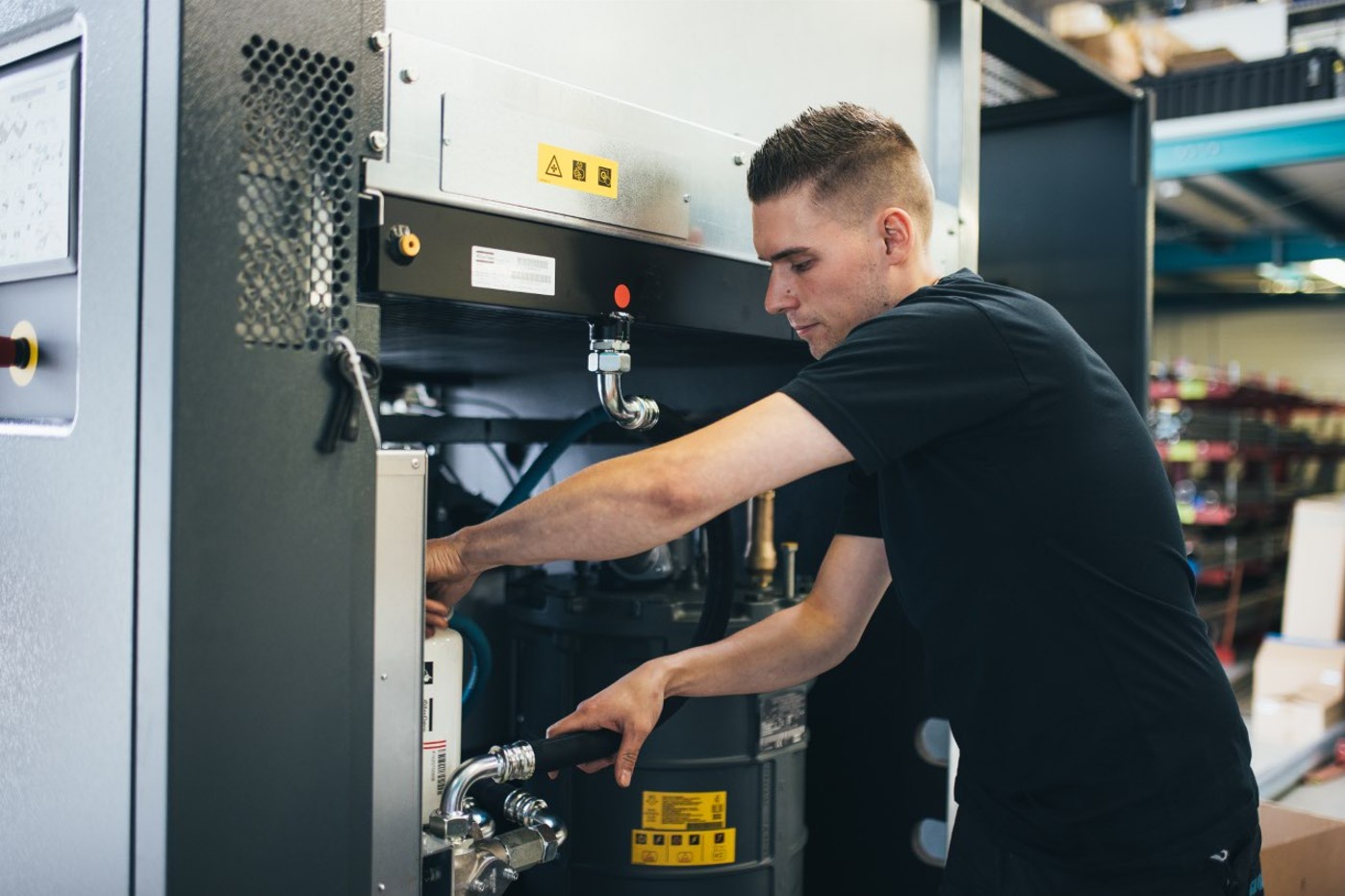 GROSS Servicetechniker bei der Wartung eines industriellen Druckluftkompressors – Airgroup Partner